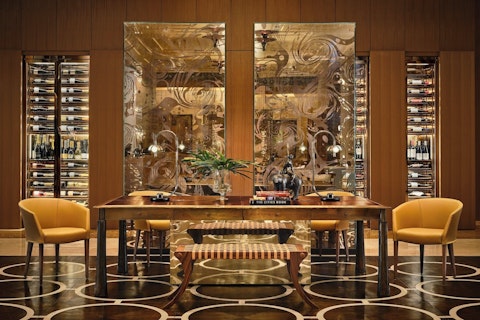 高級レストランやプールなど豪華な施設完備!マリーナエリアの豪華ホテル泊。JAL利用