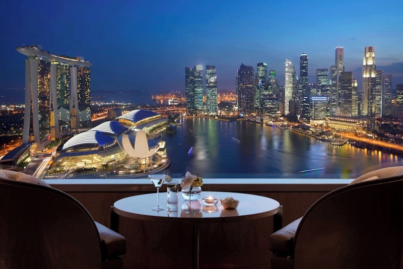 こだわりのダイニングや豪華なプール完備!便利な駅チカのラグジュアリーホテルで至福旅