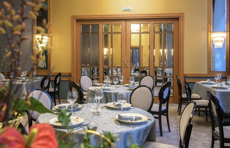 火薬塔がすぐ近くの好立地！100年の歴史を誇るエレガントな5つ星ホテルにステイ