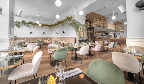 歴史を感じる外観！共和国広場に位置する5つ星ホテルにステイ。ビジネスクラス利用