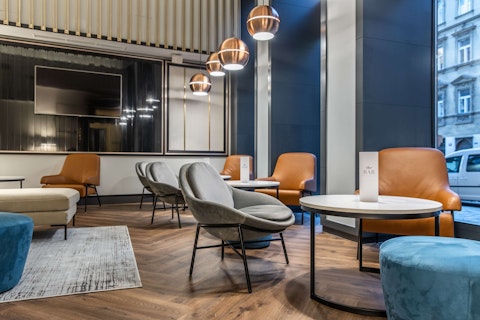 アールヌーボー様式のエレガントな5つ星ホテルに宿泊。ビジネスクラス利用