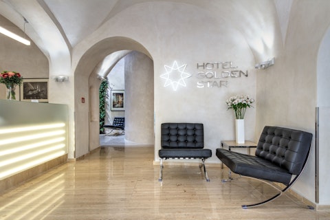 プラハ城の真下の好立地!歴史ある建物を改装したバロック様式のデザインホテルに宿泊