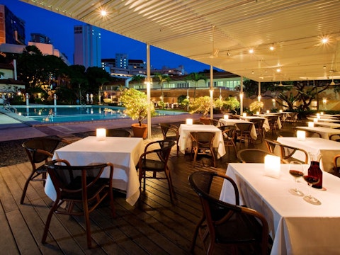 有名レストランを併設した老舗の5つ星ホテルに滞在!ビジネスクラス利用