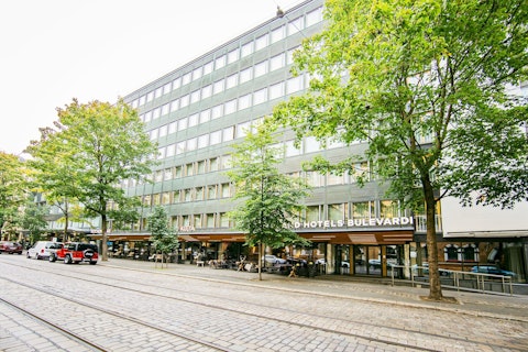 専用サウナ完備！立地よし＆モダンな4つ星ホテルで快適ステイ。プレミアムエコノミー利用