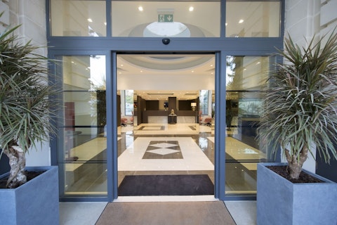 自然保護区の美しい風景にかこまれたリゾートホテルにステイ。ビジネスクラス利用