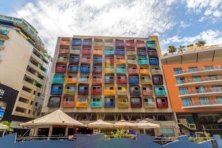 セントジョージズベイはすぐそば!屋内プールなど施設充実&スタイリッシュなホテル泊