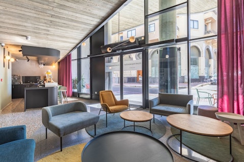 周辺にレストラン充実！地中海をモチーフにしたホテルで快適ステイ。ビジネスクラス利用