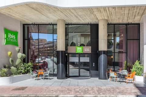 周辺スポットが充実！地中海を感じるデザインのホテルに宿泊。ビジネスクラス利用