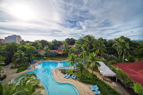 アットホームな雰囲気のビーチフロントホテルにステイ!往復送迎つき。ビジネスクラス利用