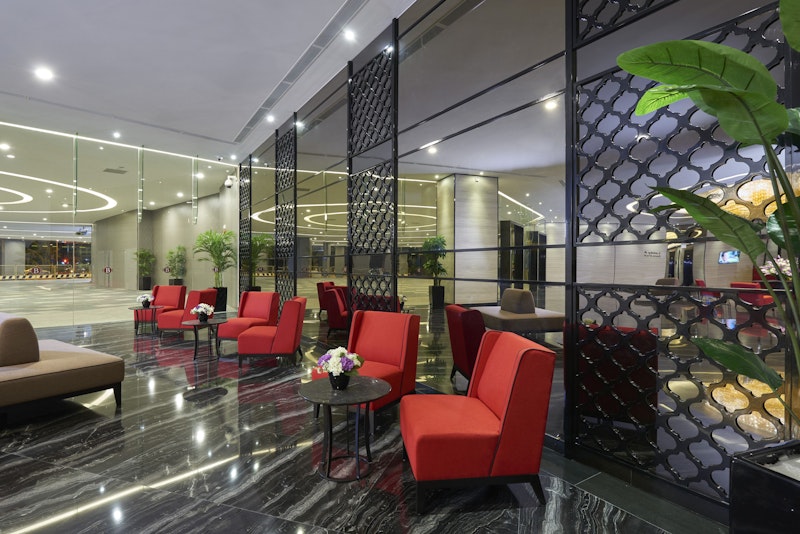 ラベンダー駅すぐの好立地！屋外プールやスカイテラス併設＆居心地のいいホテルで快適旅