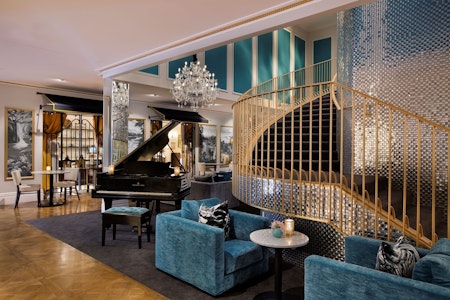 美食とスパが魅力の5つ星ホテルに宿泊。フランス流の洗練されたサービスを満喫！送迎つき