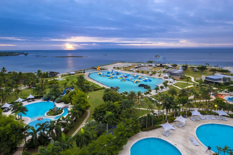 早朝ジンベイザメツアーつき！ファミリーにおすすめ。プール充実の大型リゾートに宿泊