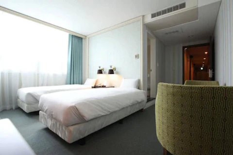 SALE価格 3/28(土)販売スタート🎂明洞へもアクセス便利！鍾路3街駅へ歩いて5分の好立地なホテルに滞在。ベッド2台確約