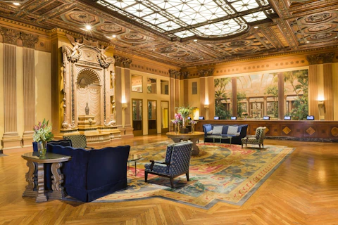 JALで行く！映画の舞台になった老舗ホテルで優雅な滞在。ビジネスクラス利用