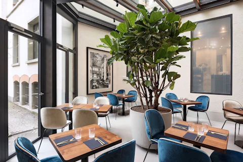 買い物スポット充実のバーンホーフ通りに好アクセス！庭園つきホテルで充実ステイ