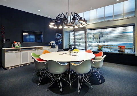 アートギャラリー併設！フラウミュンスター徒歩圏内のホテル泊。プレミアムエコノミー利用