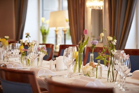 スイストラベルパスつき!140年の歴史あるホテルにステイ。プレミアムエコノミー利用