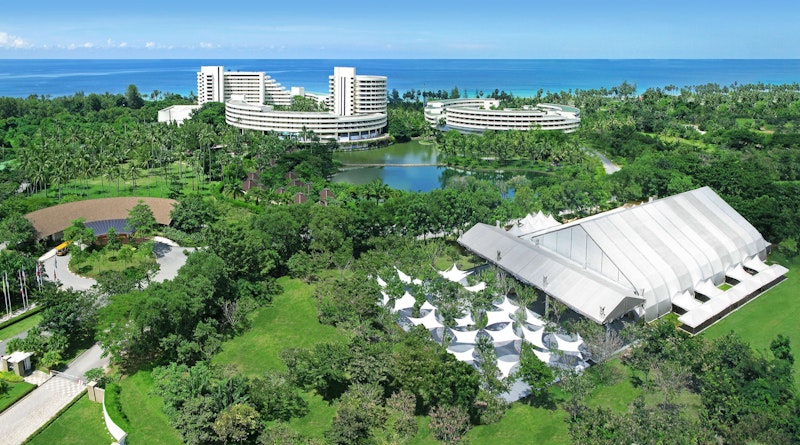 レストランなど施設充実！広大なトロピカルリゾート泊。往復送迎つき