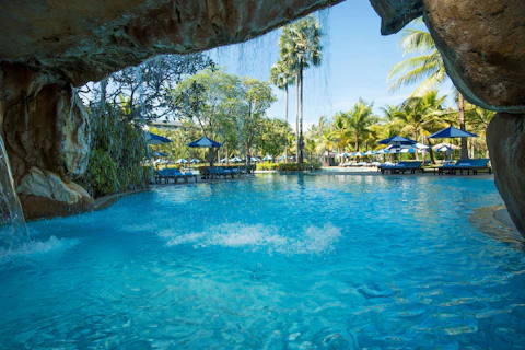 プールなど施設充実！広大な5つ星リゾートでぜいたく旅。ビジネスクラス利用