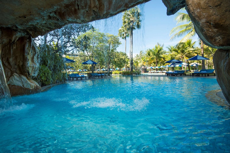 プールなど施設充実！広大な5つ星リゾートでぜいたく旅。往復送迎つき