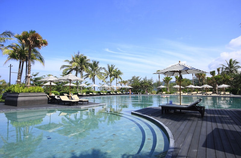 カロンビーチにたたずむ豪華リゾートで至福のひとときを。往復送迎つき