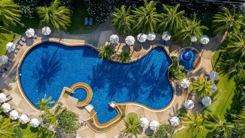 カタノイビーチが目の前！美しすぎる景色をひとりじめできる4つ星リゾートホテル泊