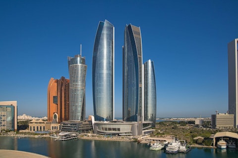 アブダビ湾を望む5つ星ホテル！プライベートビーチでリラックス。ビジネスクラス利用