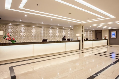 人気ショッピングスポットへアクセスが便利な4つ星ホテルにステイ。ビジネスクラス利用