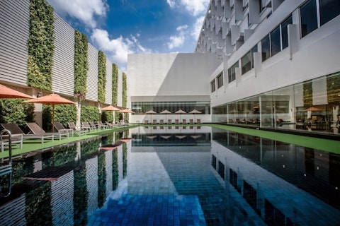 ニューハーフショーつき!人気ショッピングスポットや駅に近い好立地な4つ星ホテルに宿泊