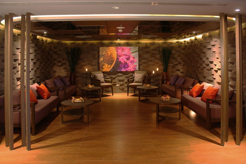 ニューハーフショー鑑賞つき!サームヤーン駅すぐの4つ星ホテル泊。ビジネスクラス利用