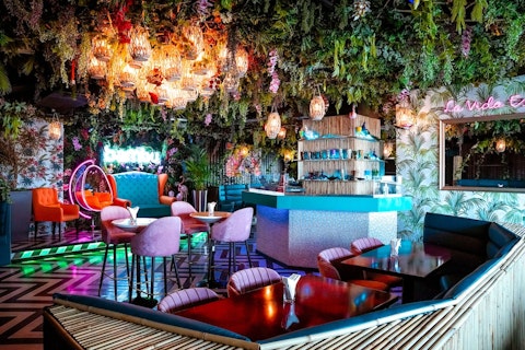 アブダビ市内の4つ星ホテル！絶景ジムと屋内プールで充実ステイ。ビジネスクラス利用