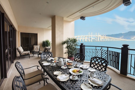 美しい海の景色にうっとり!宮殿のような4つ星ホテルに宿泊する優雅なバケーション