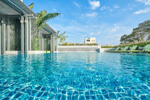 屋上バーから絶景を満喫！エレガントな5つ星ホテル泊。送迎つき、ビジネスクラス利用