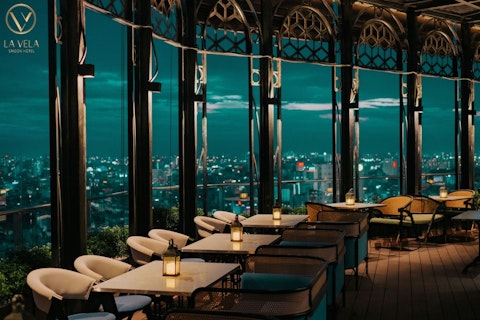 街並み一望のインフィニティプールが魅力の4つ星ホテルにステイ！送迎つき、プレエコ利用