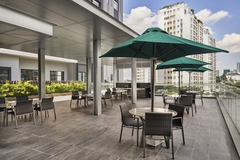 プールやキッズエリア完備!キッチンつきの4つ星ホテル泊。送迎つき、ビジネスクラス利用