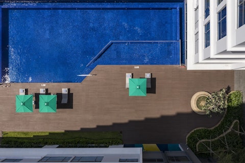 プール＆ジム＆キッズスペースつきのレジデンスホテルに快適ステイ！往復送迎つき、ビジネスクラス利用