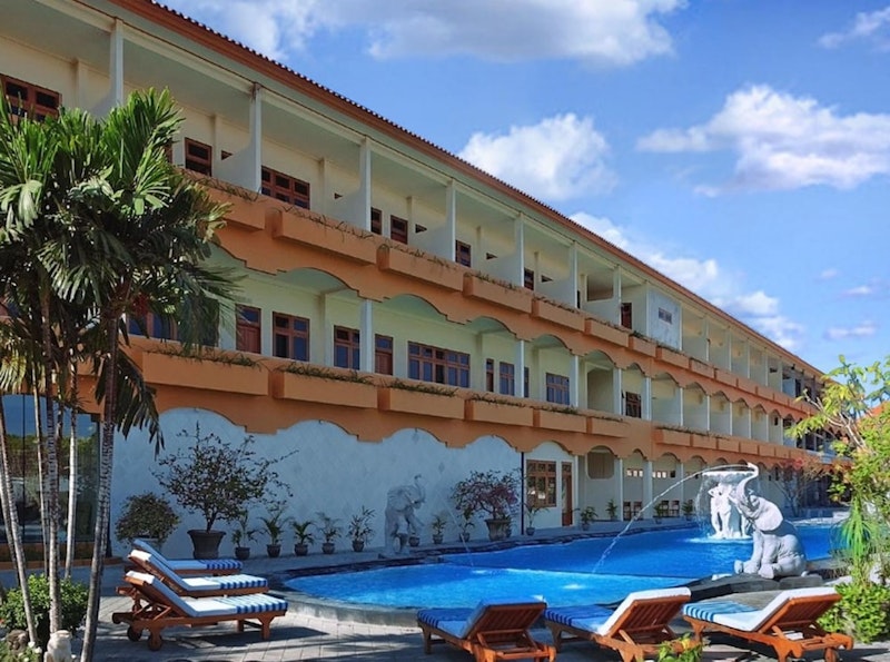 大きなプールがそなわったカルティカプラザ通り沿いの好立地ホテルでリラックスステイ