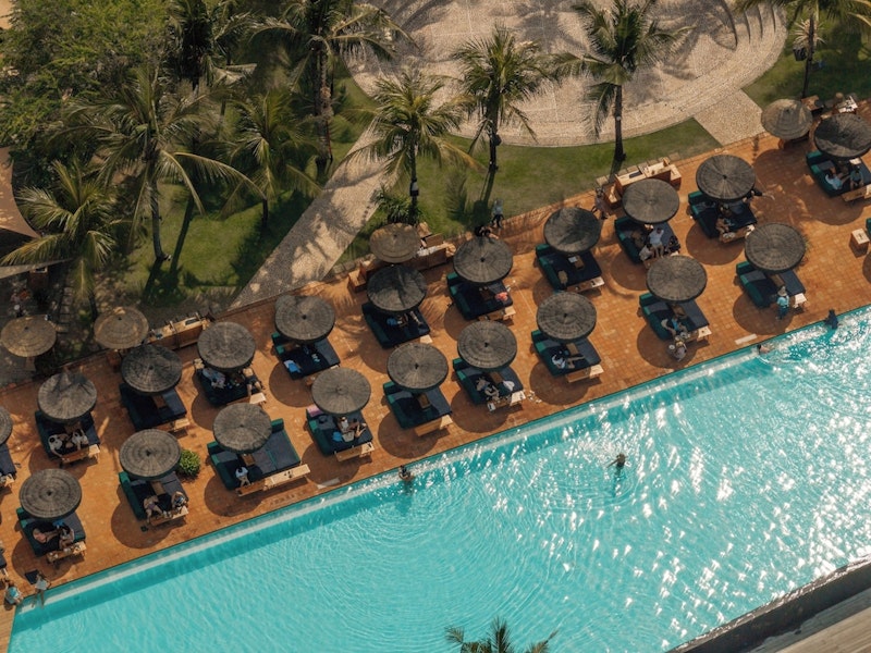 人気のビーチクラブやルーフトップバーなど施設充実！ビーチフロントのリゾートで優雅旅