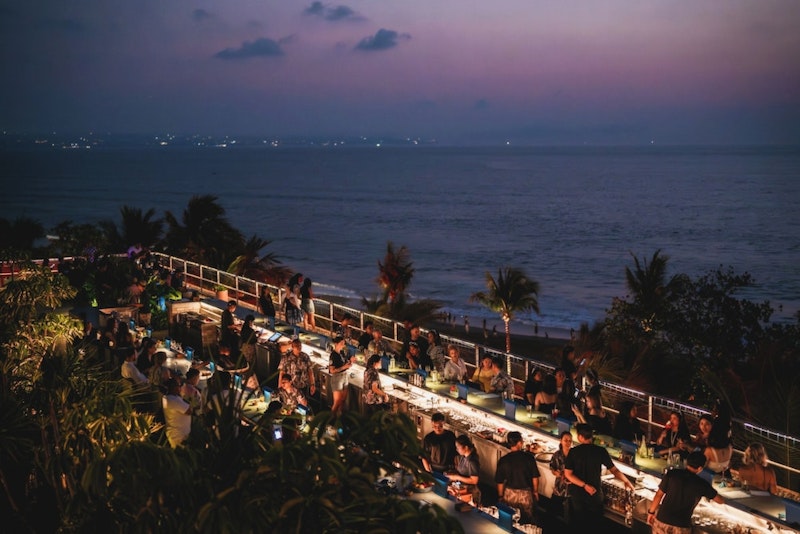 人気のビーチクラブやルーフトップバー完備!ビーチフロントの5つ星リゾートでぜいたく旅