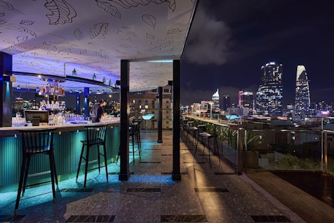 ドンコイ通りはすぐ!屋上バー完備の豪華ホテルで至福旅。送迎つき、ビジネスクラス利用