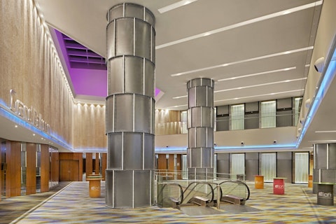 NUセントラルショッピングモールに隣接する4つ星ホテルに宿泊