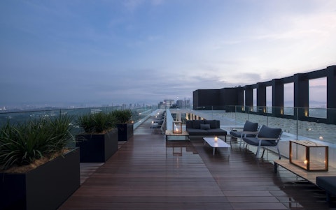 レストランや屋外プールなど充実の施設併設！バンサー地区の5つ星ホテルでぜいたく旅