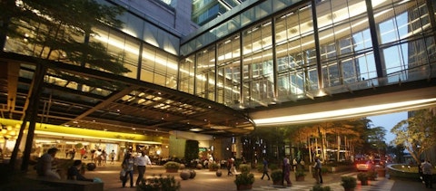 ショッピングモールに隣接！24時間営業のカフェ併設＆スタイリッシュな高層ホテル泊