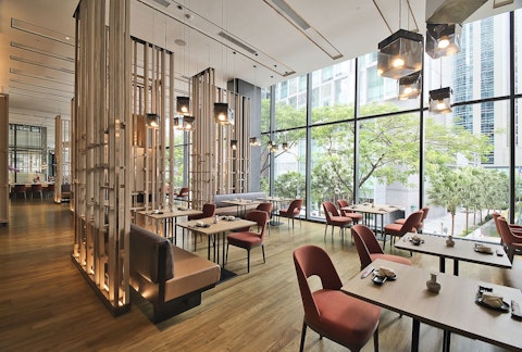 プールやスパなど癒やし施設充実のホテルに快適ステイ!ビジネスクラス利用