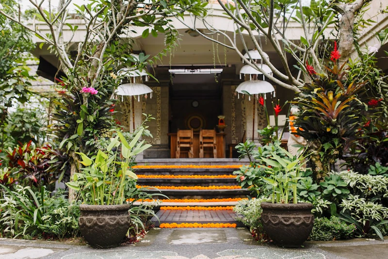 ビジネスクラスで行く！田園風景と日光浴を楽しめる屋外プールつきホテルに宿泊