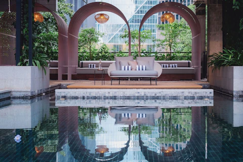 緑の庭とプールで過ごすブキッビンタンのホテル。往復送迎つき、ビジネスクラス利用