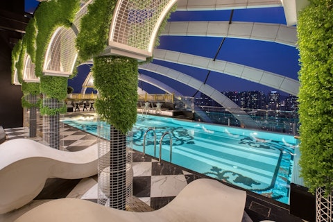 おしゃれな屋外プールでリラックス!宮殿のような装飾のゴージャスなホテルで至福ステイ