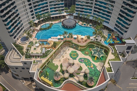 ブキッビンタンの高級ホテルで街の絶景を満喫！往復送迎つき、ビジネスクラス利用