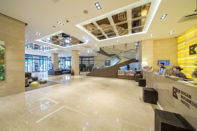 活気あふれる西面のロッテ百貨店に隣接！両替サービスがあるホテル滞在