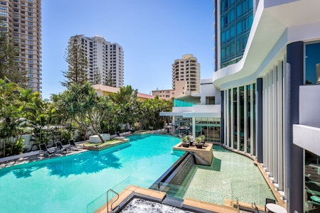 白いビーチと芸術を楽しむ周遊ツアー!ビーチまで徒歩3分のホテル宿泊。帰りは羽田着